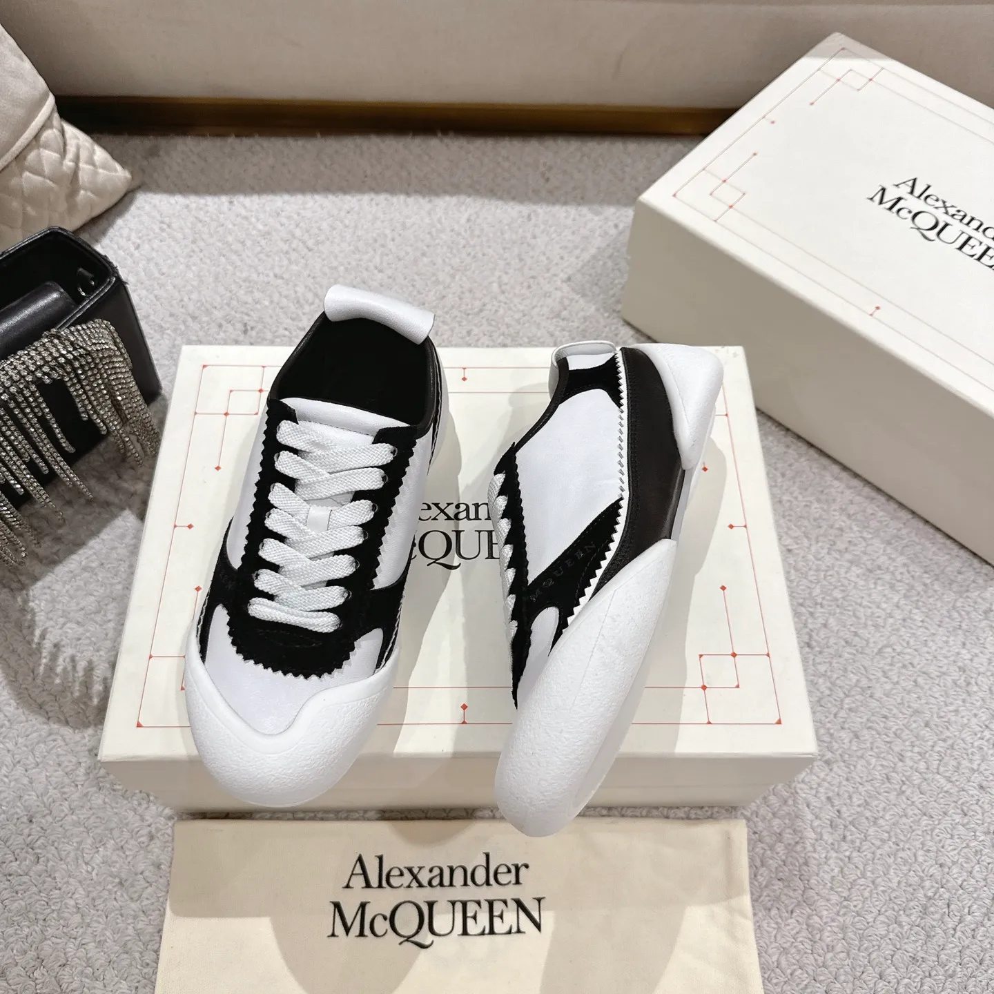 👟👟Ex-factory price 600👟👟 Men's size +10 2025 McQueen's new AIexanderMcQUEEN✅ The original quality has been certified! The original version is reproduced 1:1, and the latest lace-up casual shoes are released simultaneously. • McQueen logo • Round toe box • Lightweight segmented sole design, made of imported stretch breathable fabric + grained cowhide, soft inner lining and insole, comfortable for walking and not stuffy on the feet. Five colors: black/white·white·off-white·black/brown·yellow Fabric: grained cowhide + stretch fabric + cow suede Insole: imported sheepskin Women’s model: 35–40 (40 for women is not returnable) Men’s model: 39–45 (45 for men is not returnable)